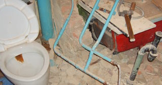 Профессиональный демонтаж перегородки ванной и туалета в Кимовске - от 559 рублей